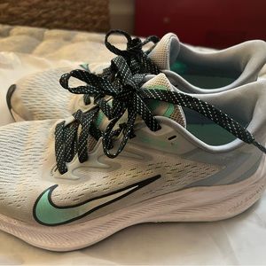 Women ZoomX running sneaker size 6